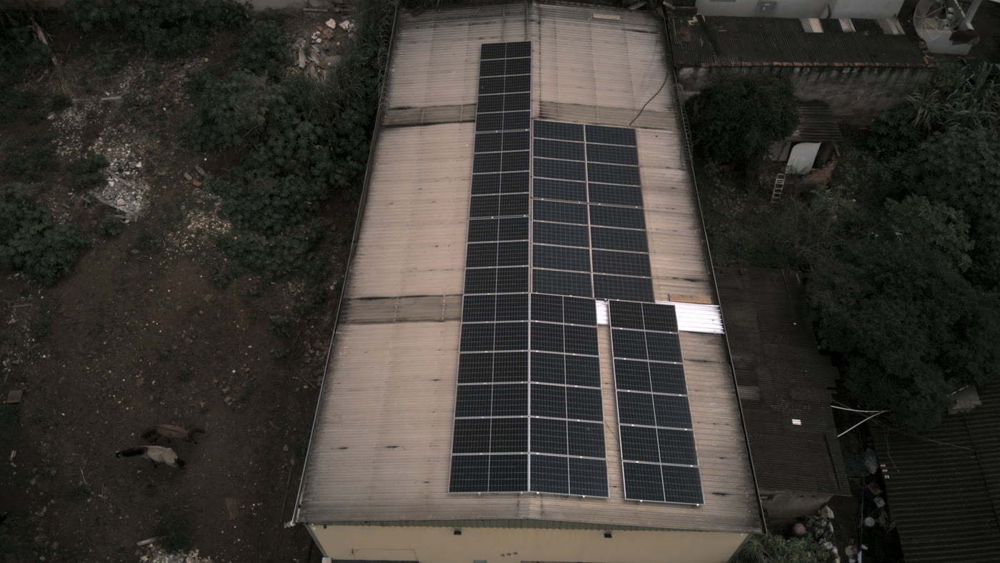 Vista aérea de sistema solar com 46 módulos em telhado comercial, instalado pela Sinergia Solar