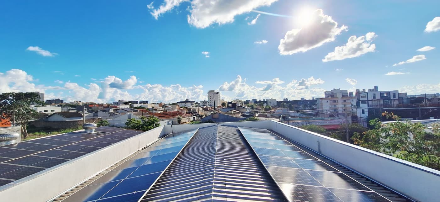 Módulos fotovoltaicos instalados em telhado metálico de imóvel comercial