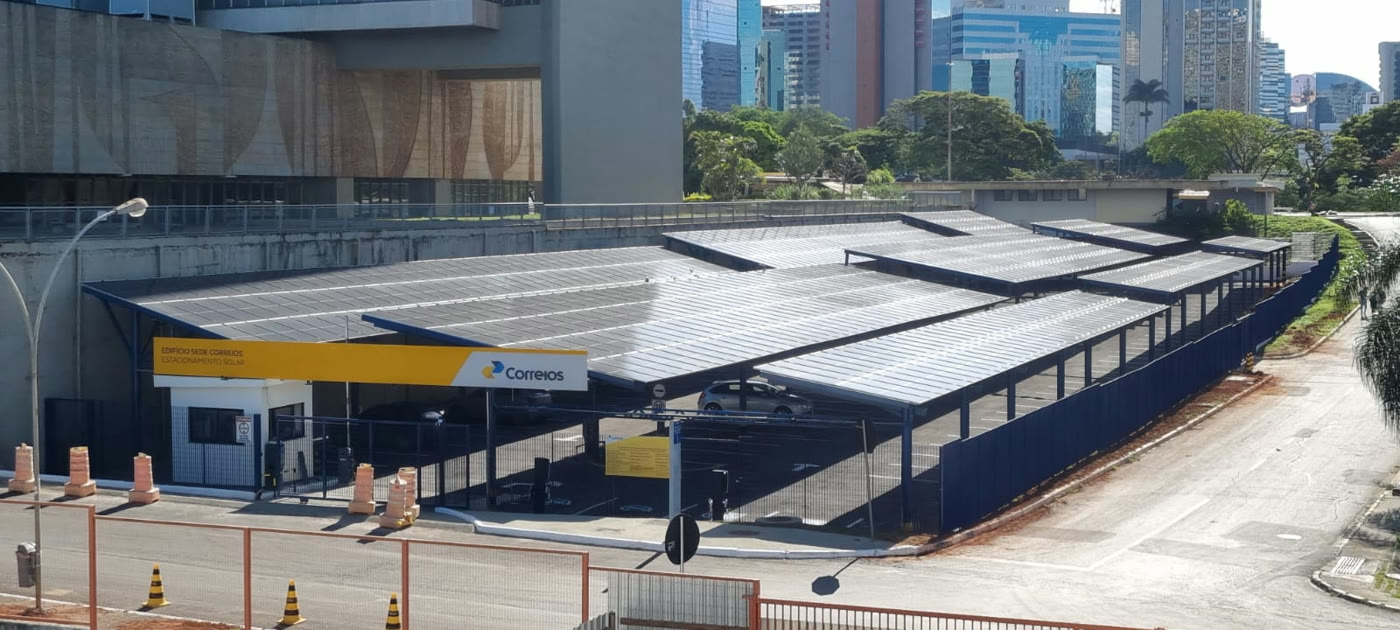 Estacionamento solar do Edifício Sede dos Correios, em Brasília, com cobertura de módulos fotovoltaicos executada pela Sinergia Solar