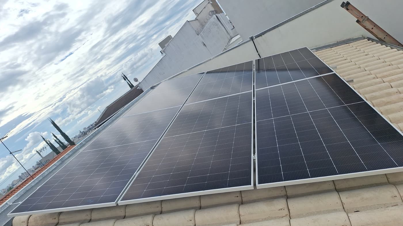 Painéis solares instalados em telhado cerâmico de residência