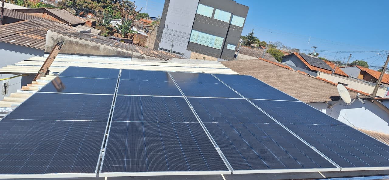 Módulos fotovoltaicos instalados em telhado residencial