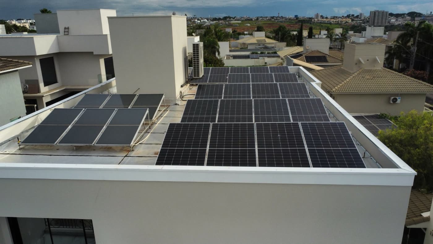 Sistema de energia solar instalado na laje de uma residência pela Sinergia Solar