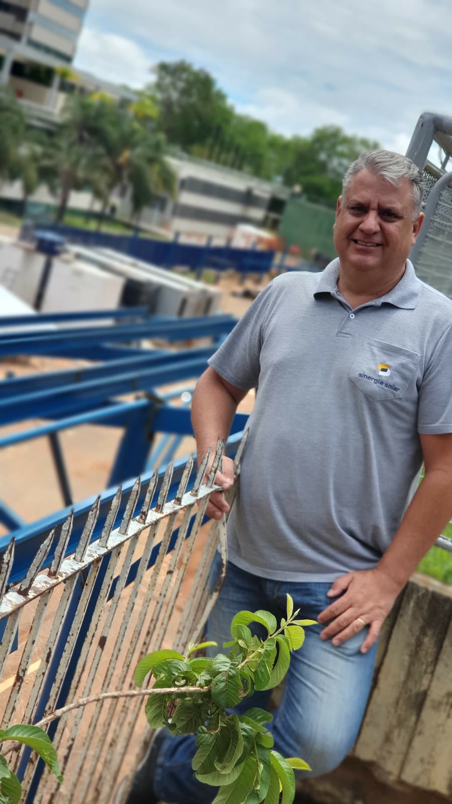 Engenheiro eletricista Ulisses Mendes, fundador da Sinergia Solar, na obra do estacionamento solar dos Correios em Brasília